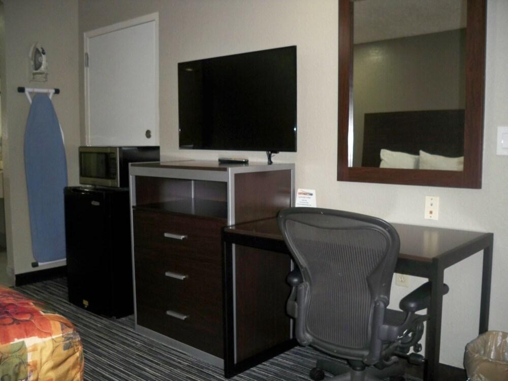 Scottish Inn & Suites photo 50