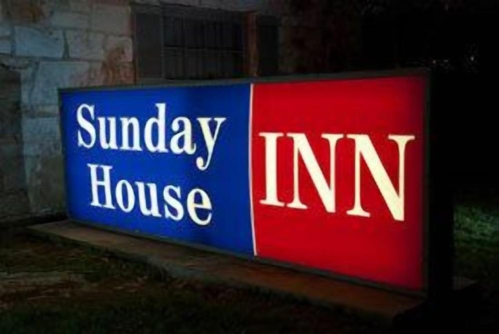 Sunday House Inn and Suites photo 6