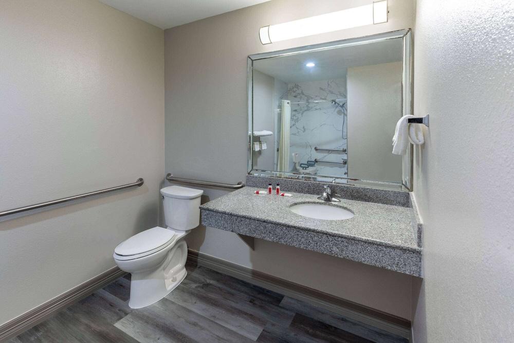 Days Inn by Wyndham Baytown Garth Road I10 East photo 22