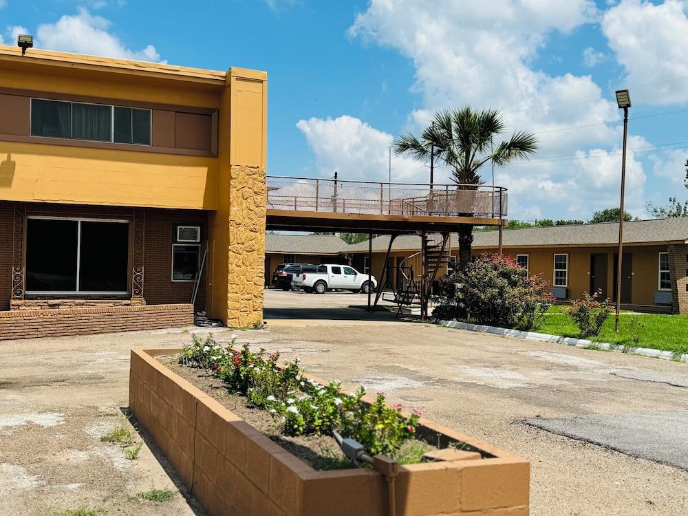 EXPRESS INN & SUITES — hotel in El Campo