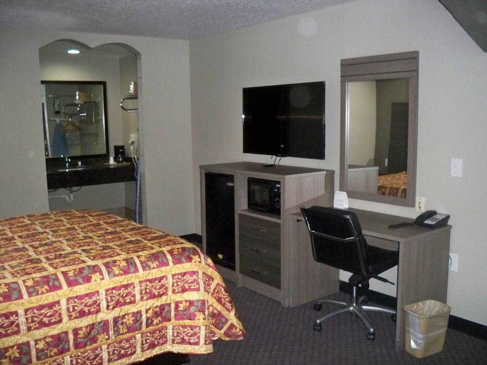 Scottish Inn & Suites photo 14