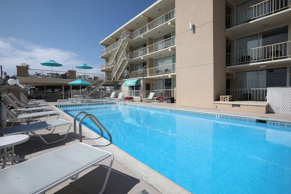 Aquarius Oceanfront Inn photo 13