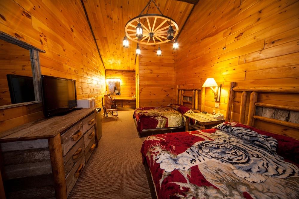 Log Cabin Lodge & Suites photo 4