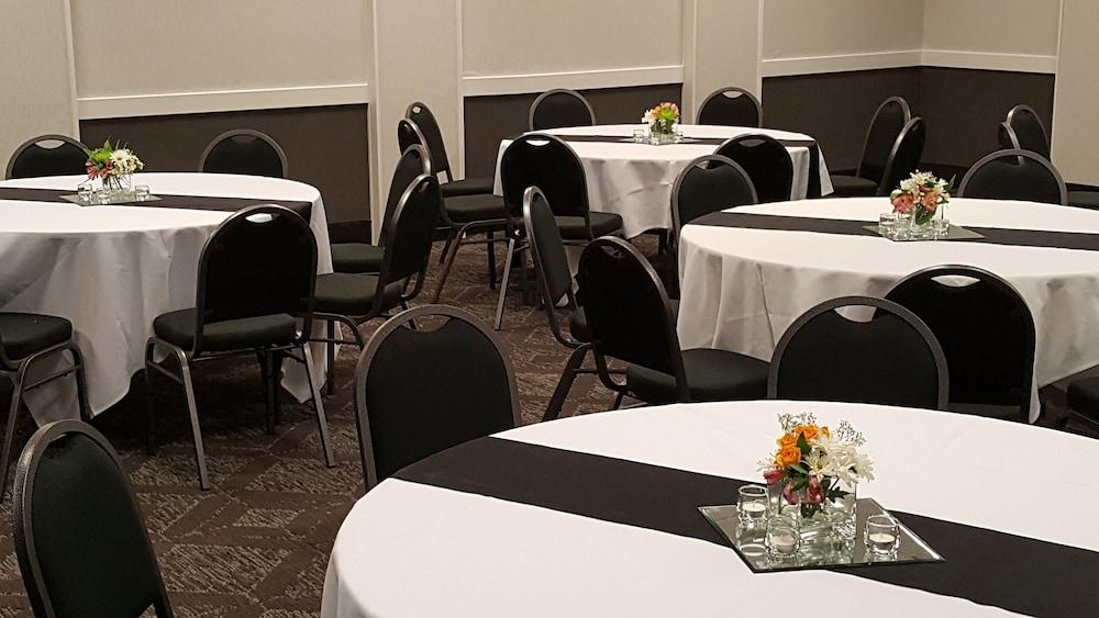 Holiday Inn Bloomington Airport South Mall Area by IHG photo 46
