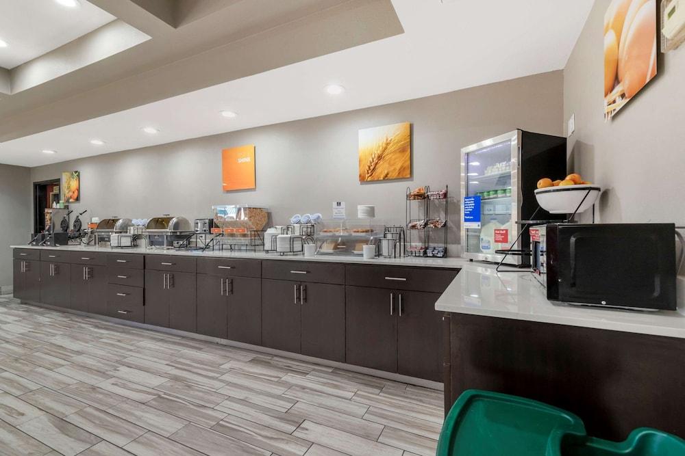 Comfort Inn and Suites Near Medical Center photo 32