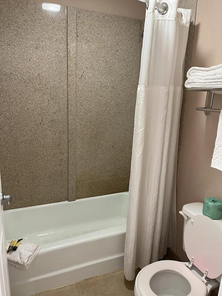 Pine Tree Inn photo 13
