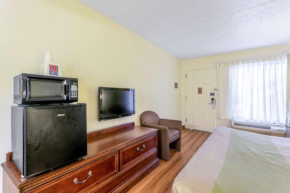 Americas Best Value Inn Edgewood photo 13