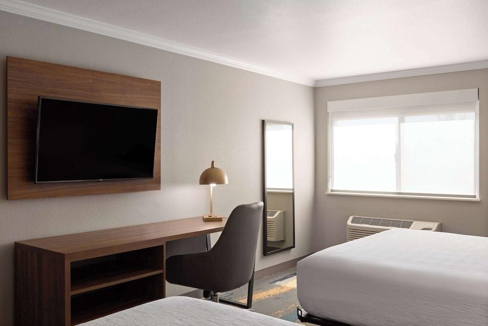 La Quinta Inn & Suites by Wyndham Yakima Downtown photo 57
