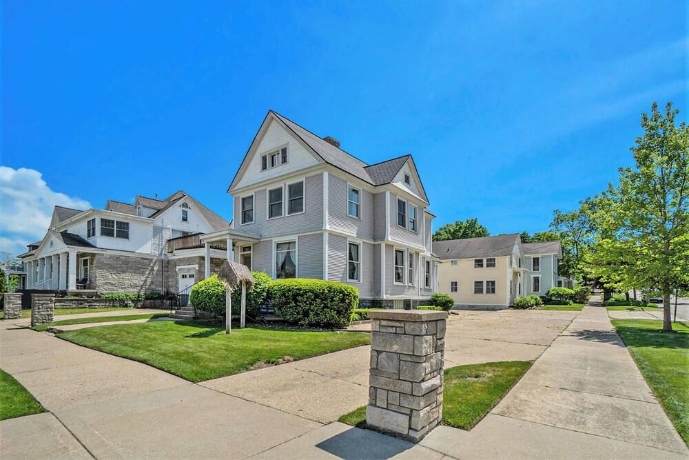 The Grand Inn Apartment Hotel 200 — hotel in Grand Haven