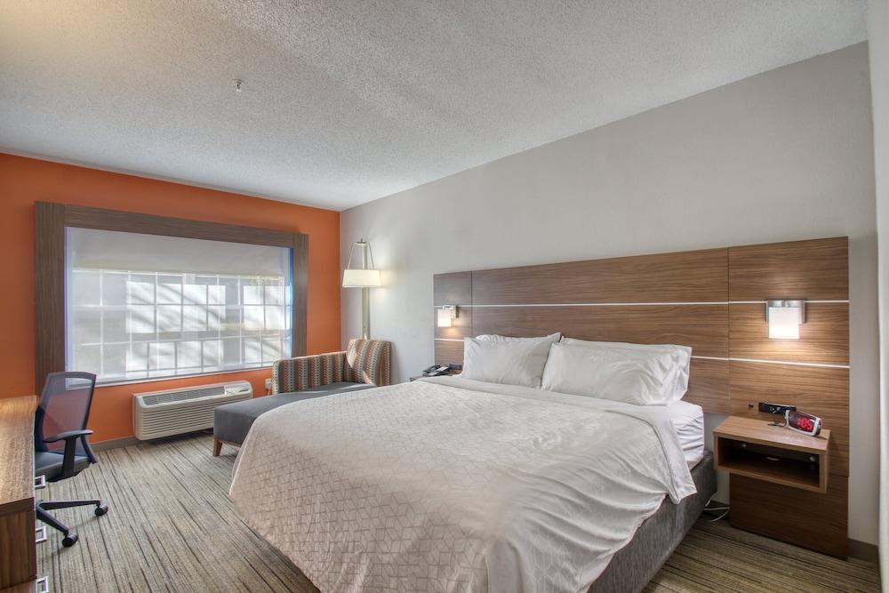 Holiday Inn Express Hotel & Suites Oshkosh by IHG photo 72