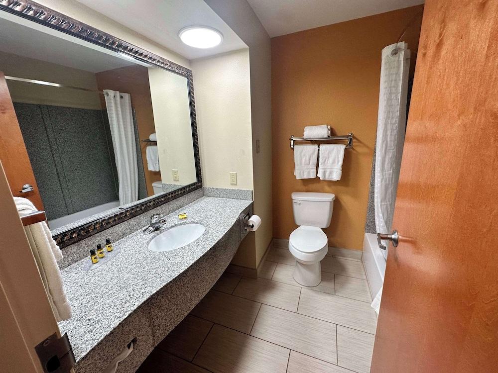 Best Western Plus Bass Hotel & Suites photo 22