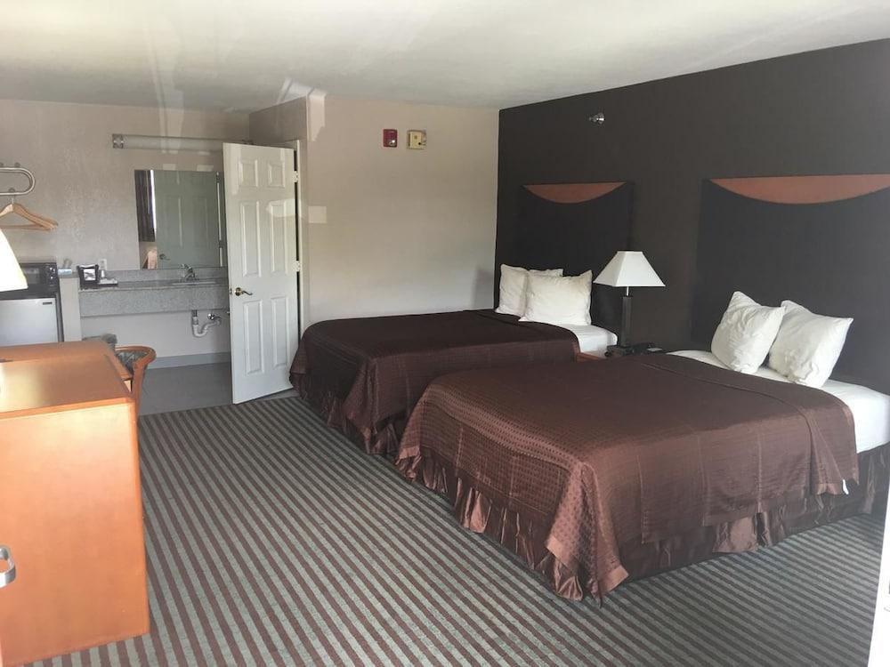 Cypress Inn photo 14