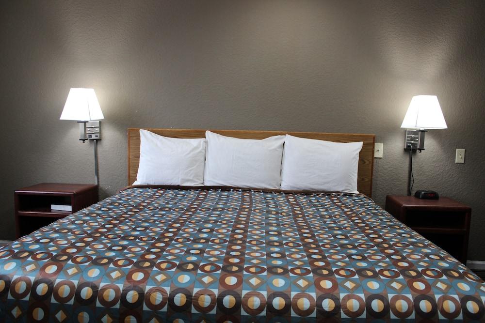 Super 8 by Wyndham Missouri Valley photo 26