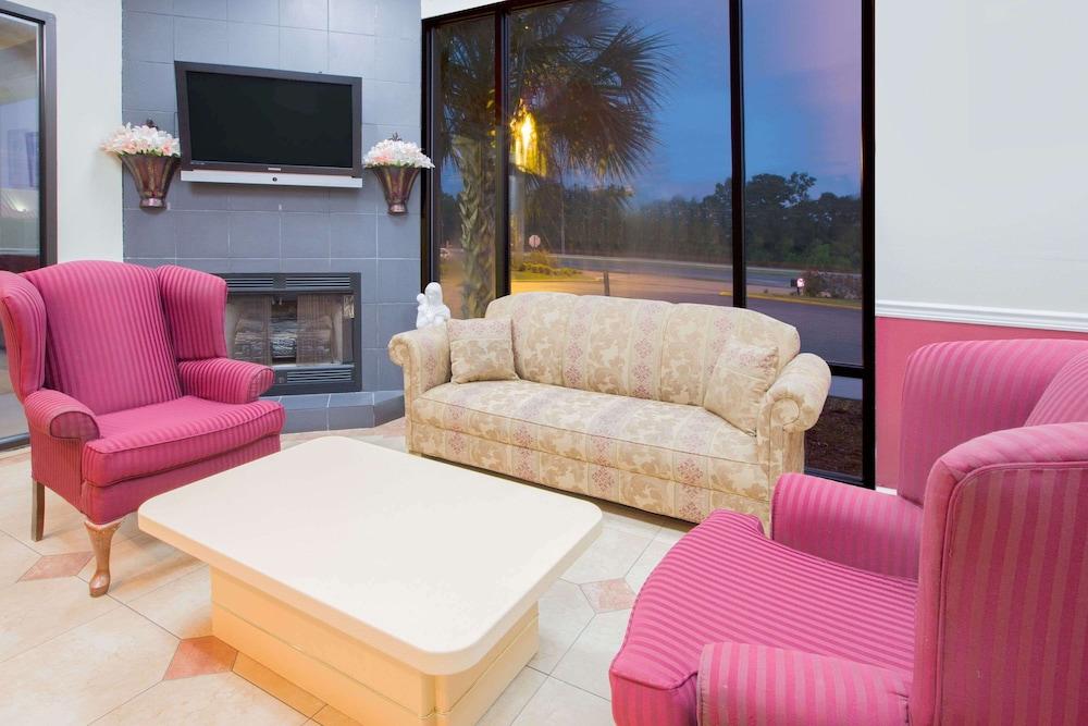 Howard Johnson by Wyndham Dothan photo 2