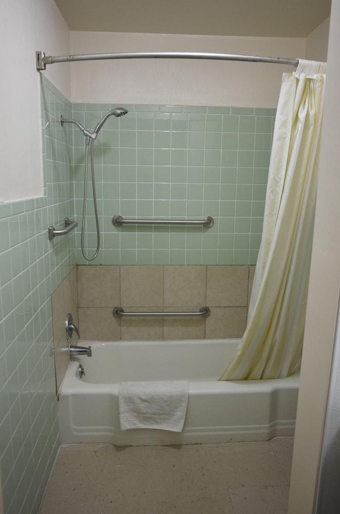 Budget Host Inn Iron Mountain photo 5