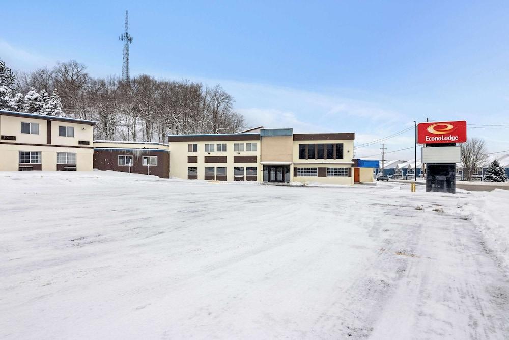 Econo Lodge Manistee photo 34