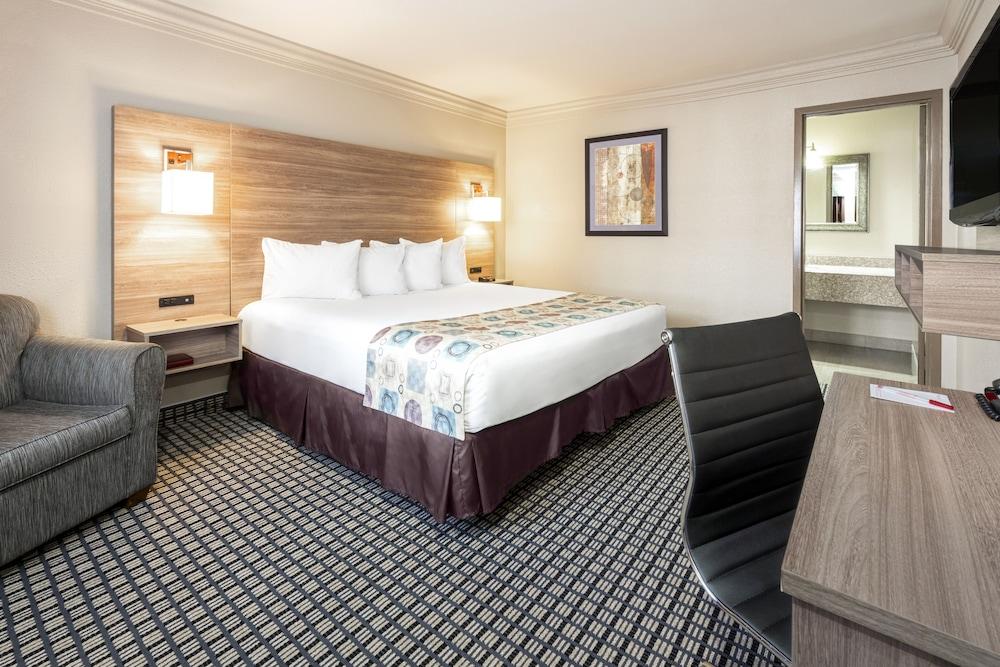 Ramada by Wyndham Houston Intercontinental Airport South photo 16