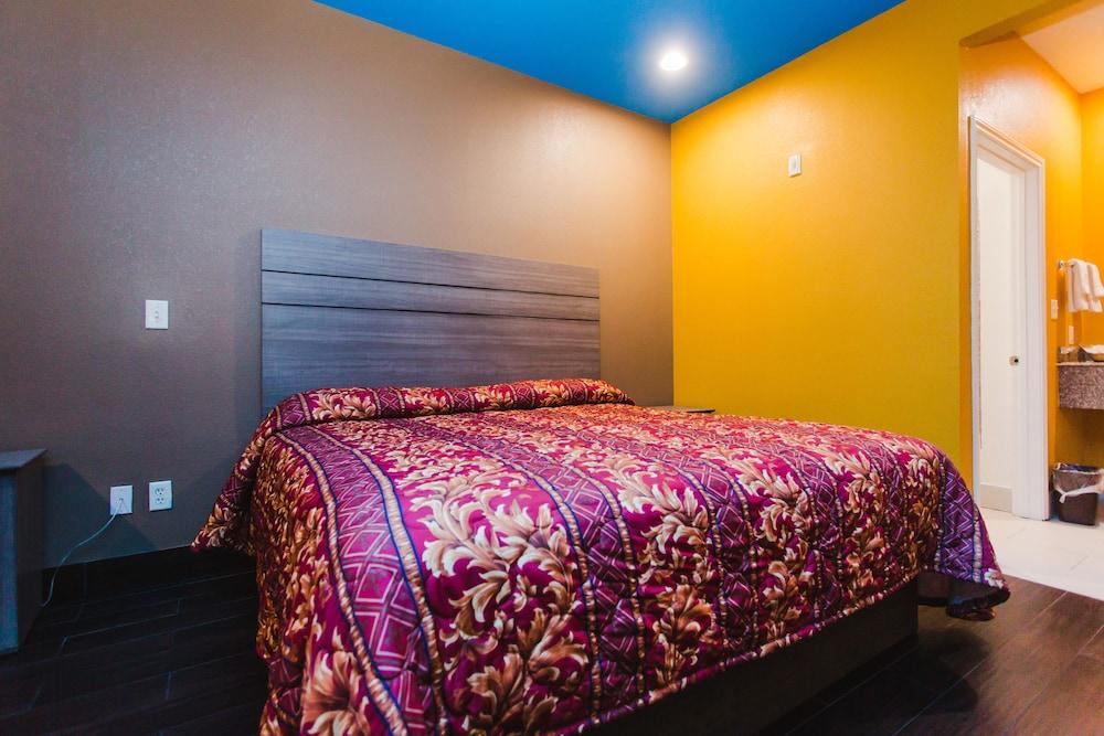 Moonlight Suites - Houston George Bush Intl Airport photo 17