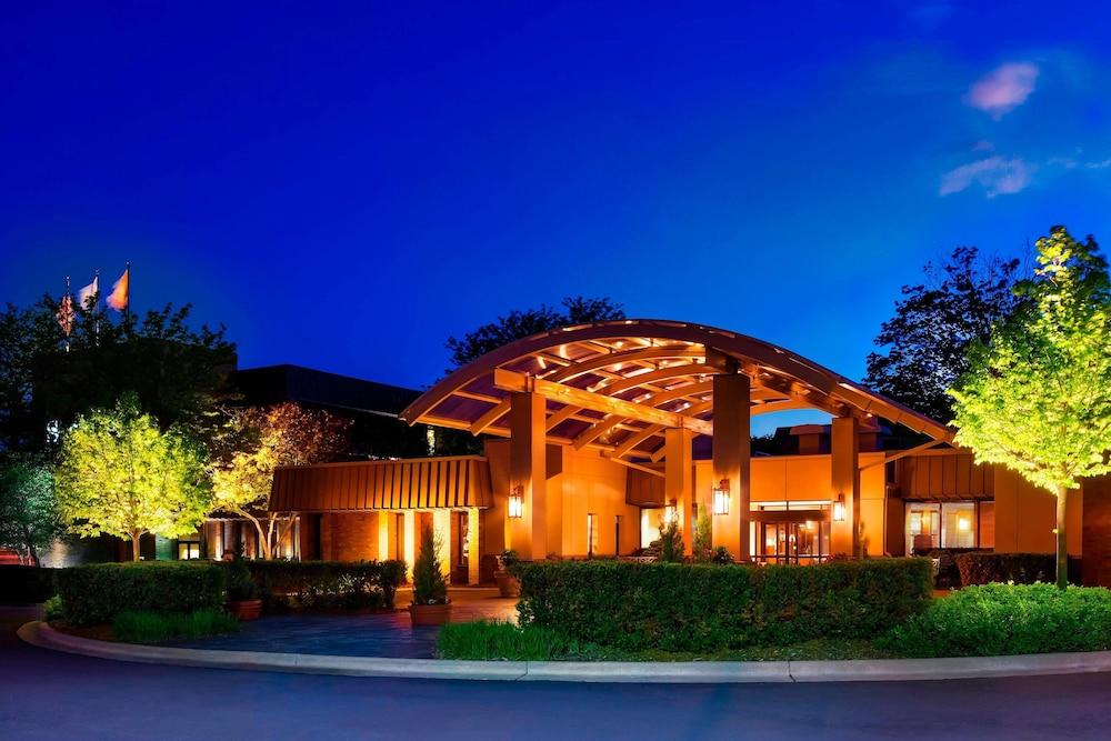 Sheraton Milwaukee Brookfield Hotel — hotel in Brookfield