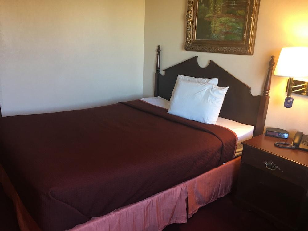 Derby Inn & Suites photo 16