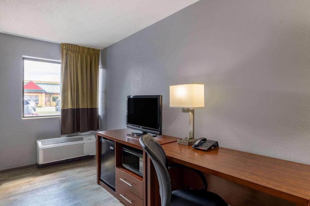 Travelodge by Wyndham Brooklyn Center photo 13