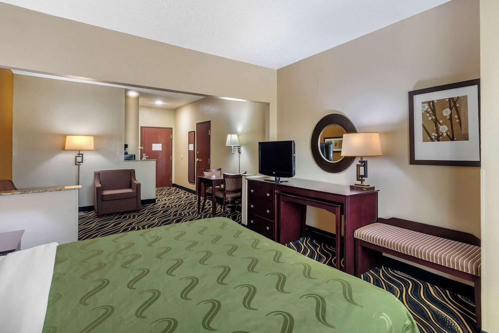 Quality Suites Addison - Dallas photo 37