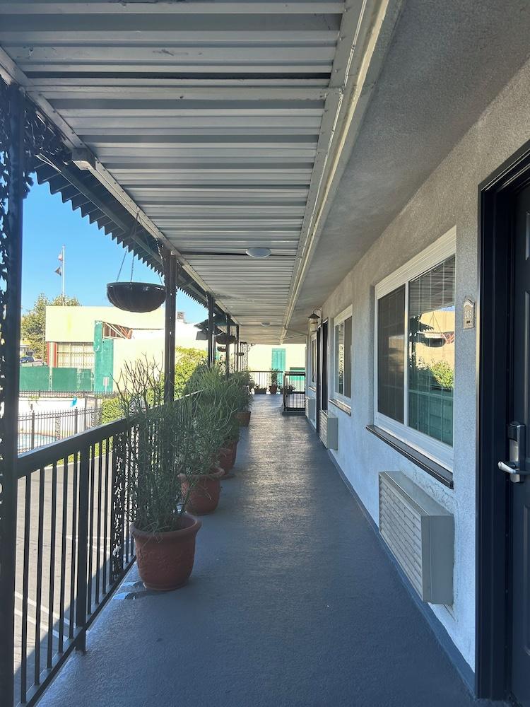 Welcome Inn on Colorado Blvd photo 16
