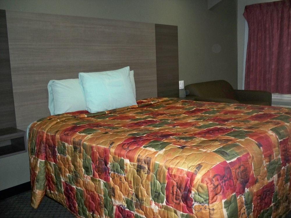Scottish Inn & Suites photo 16