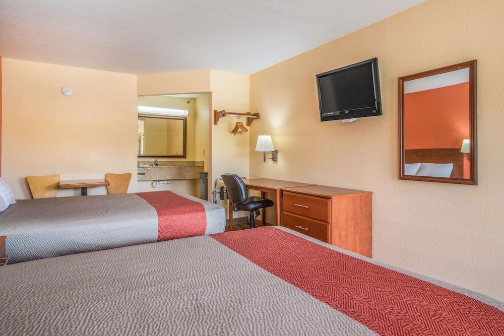 Rodeway Inn & Suites photo 31