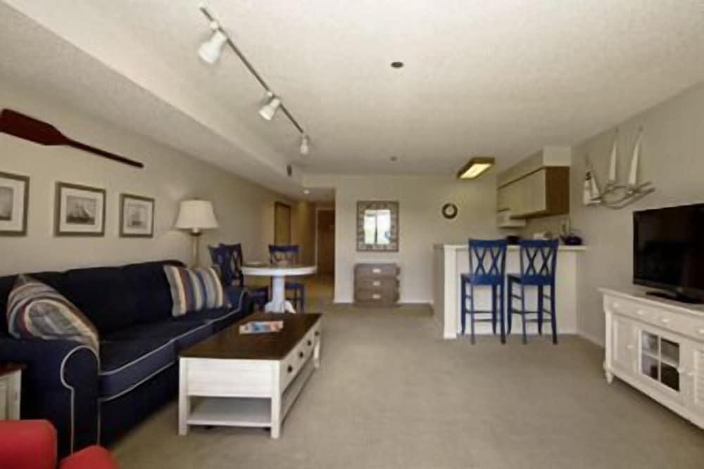 Edgewater Inn- Charlevoix photo 3