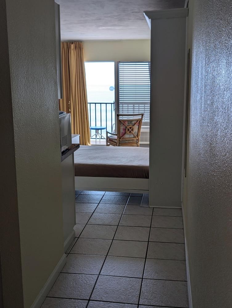 Traders Inn Beach Club photo 4