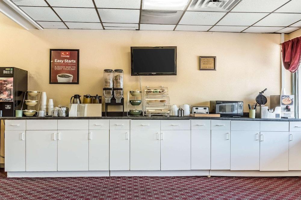 Econo Lodge Reading Airport photo 31