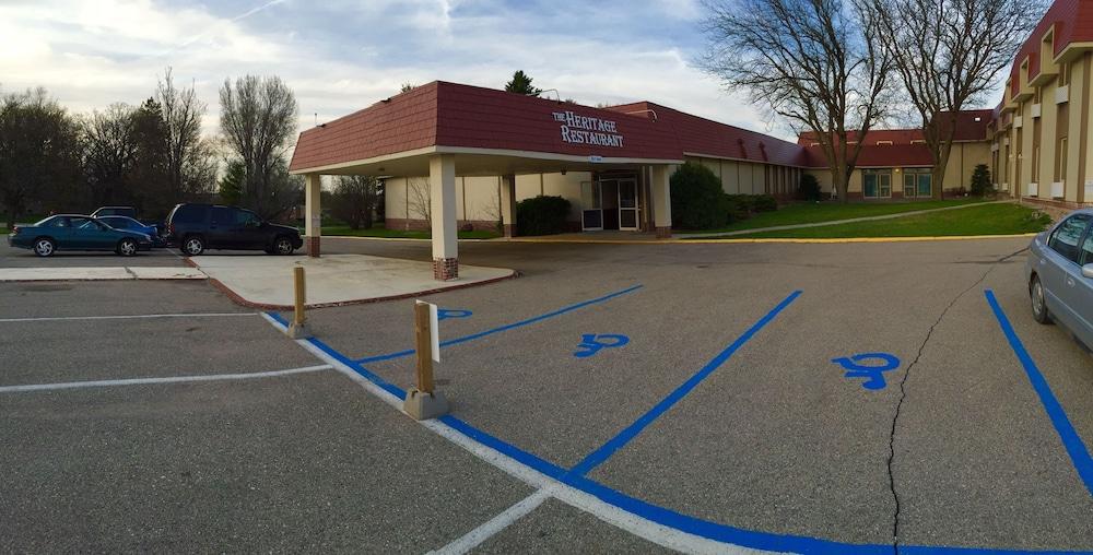 Ramada by Wyndham Albert Lea photo 48