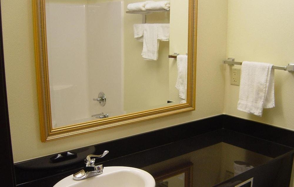 HomeTown Inn & Suites photo 18