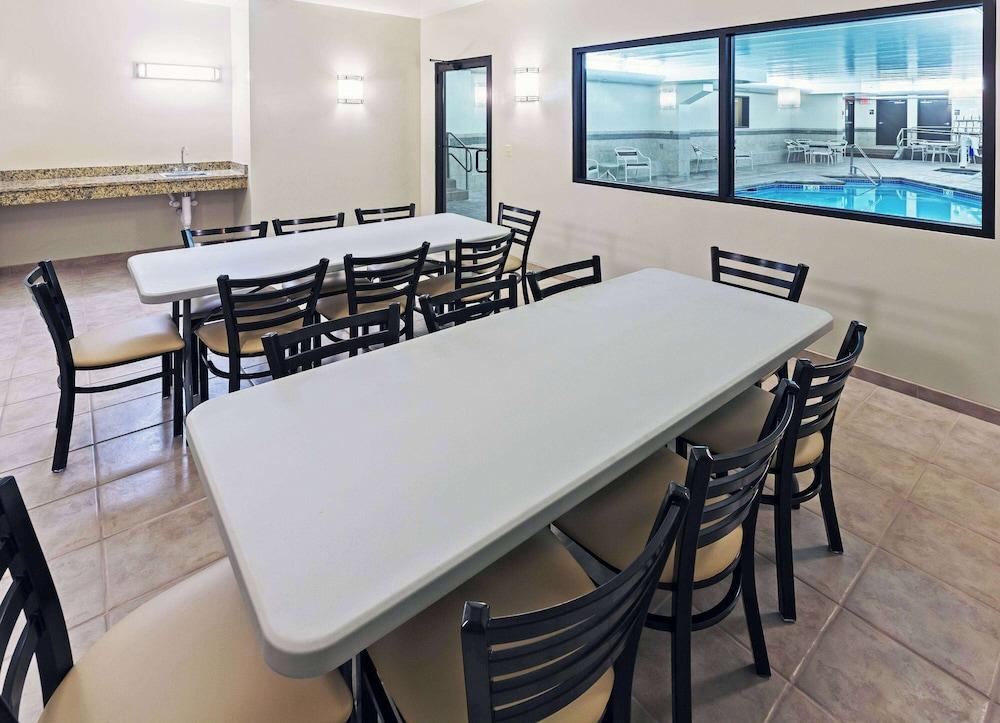 AmericInn by Wyndham Omaha photo 10
