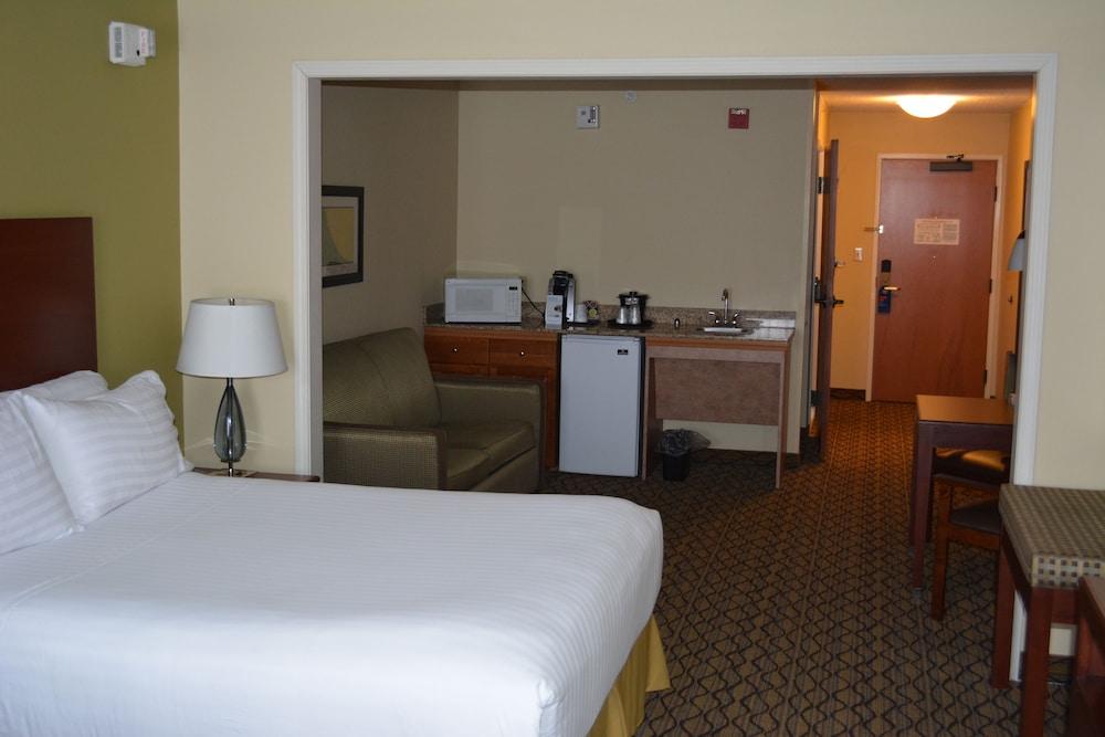 Holiday Inn Express & Suites Lancaster by IHG photo 3