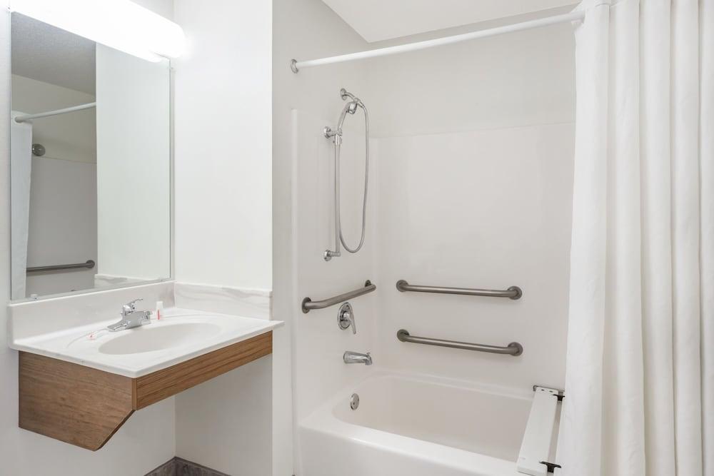 Red Roof Inn Ames photo 14