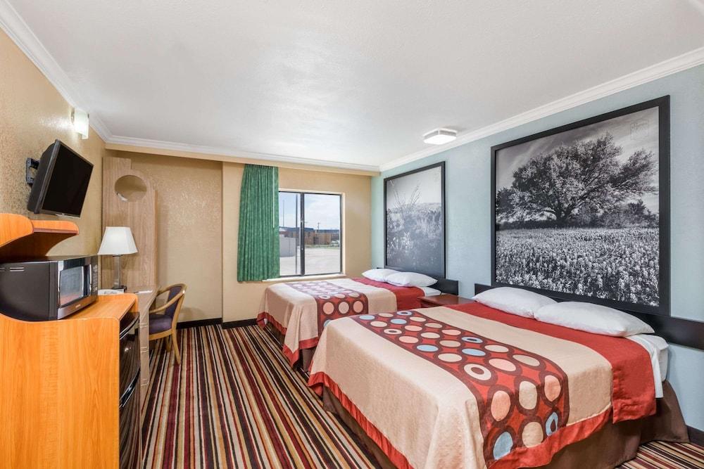 Super 8 by Wyndham Midland photo 8