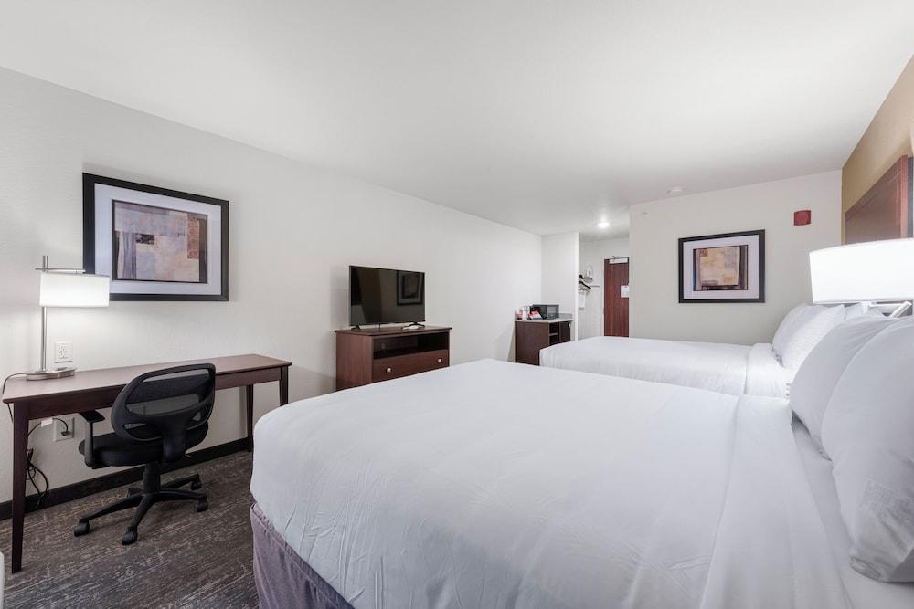 Cobblestone Hotel & Suites-Bellefontaine photo 2