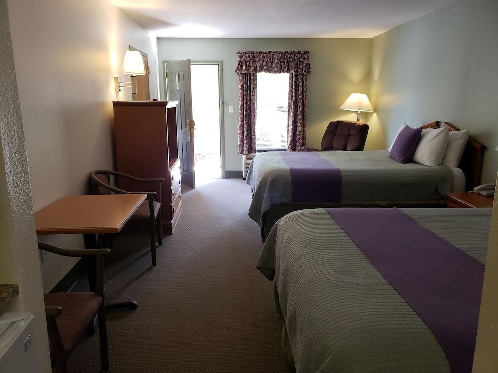 Hotsprings Village Inn photo 7