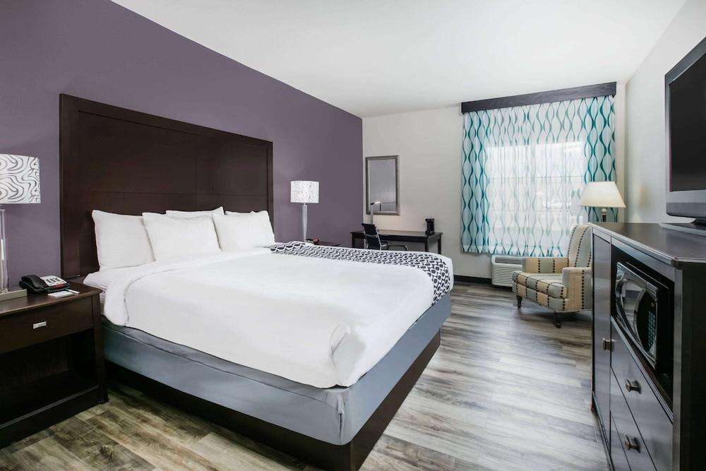 La Quinta Inn & Suites by Wyndham DFW Airport West - Euless photo 8