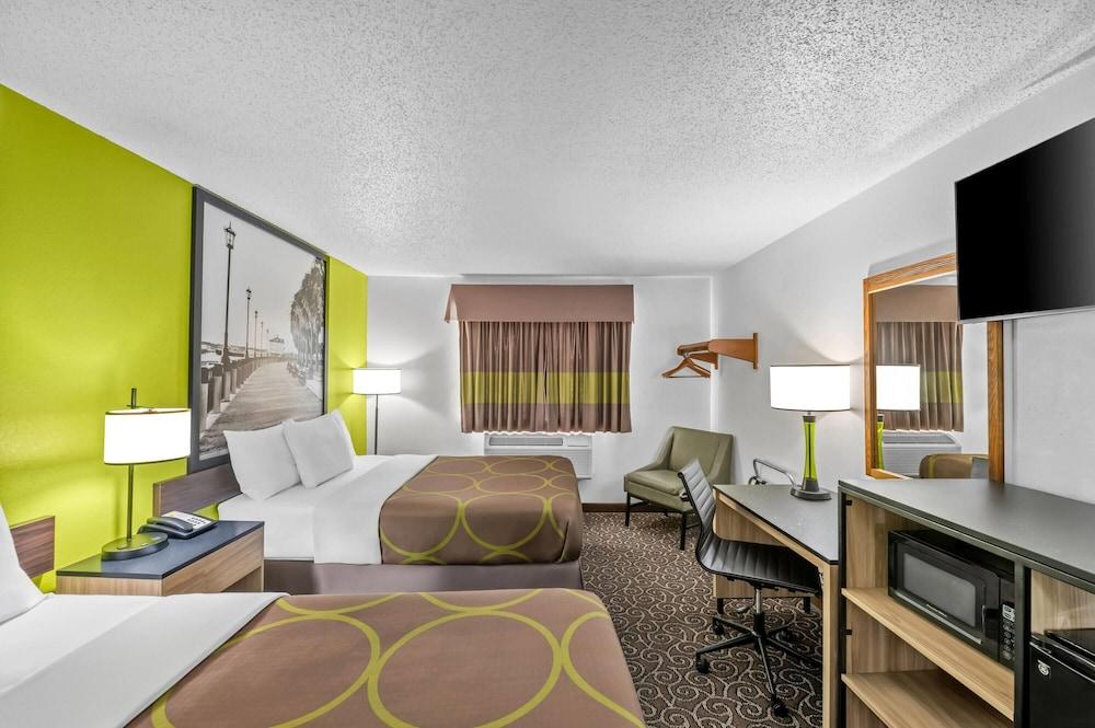 Super 8 by Wyndham Franklin photo 17