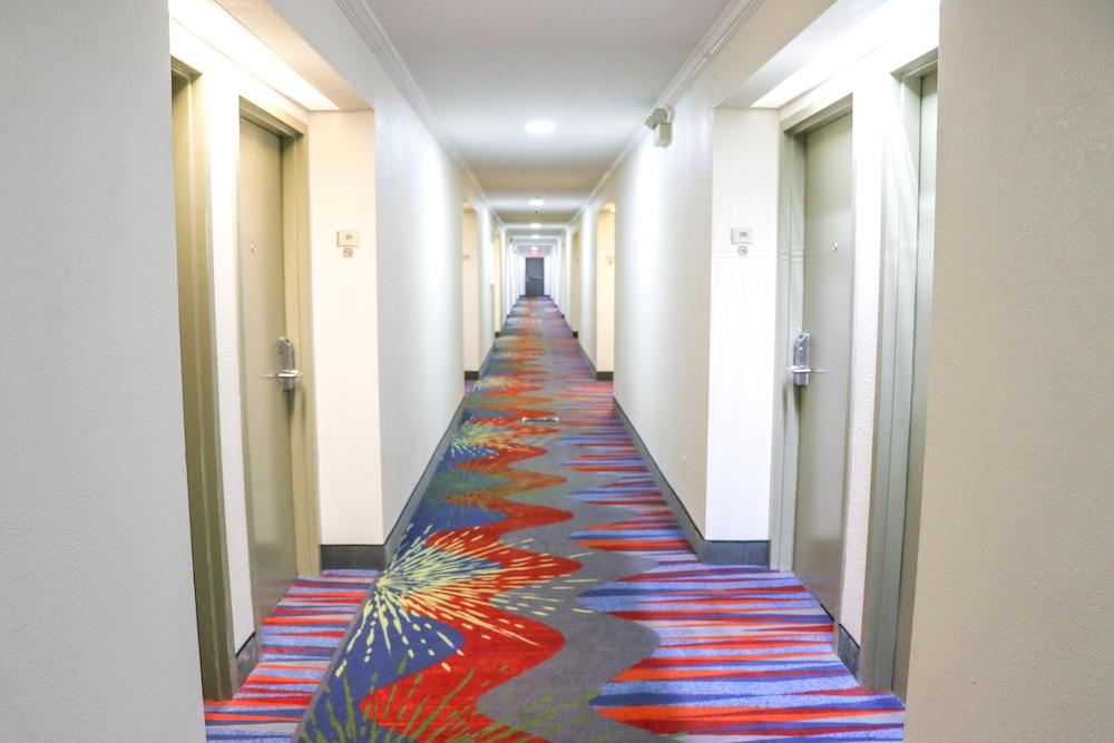 Quality Inn Cleveland North photo 7