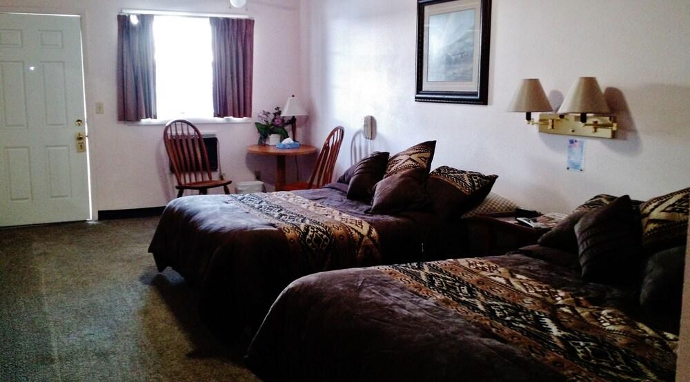 Going-To-The-Sun Inn & Suites photo 12