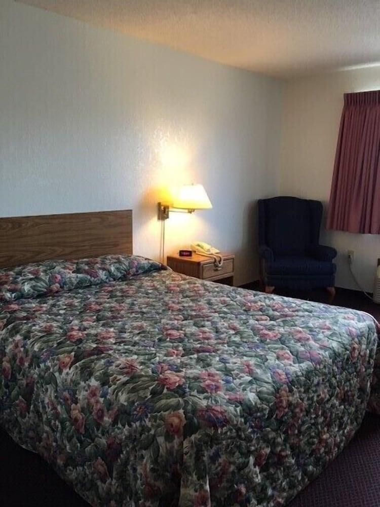 Clarion Hometown Inn photo 8