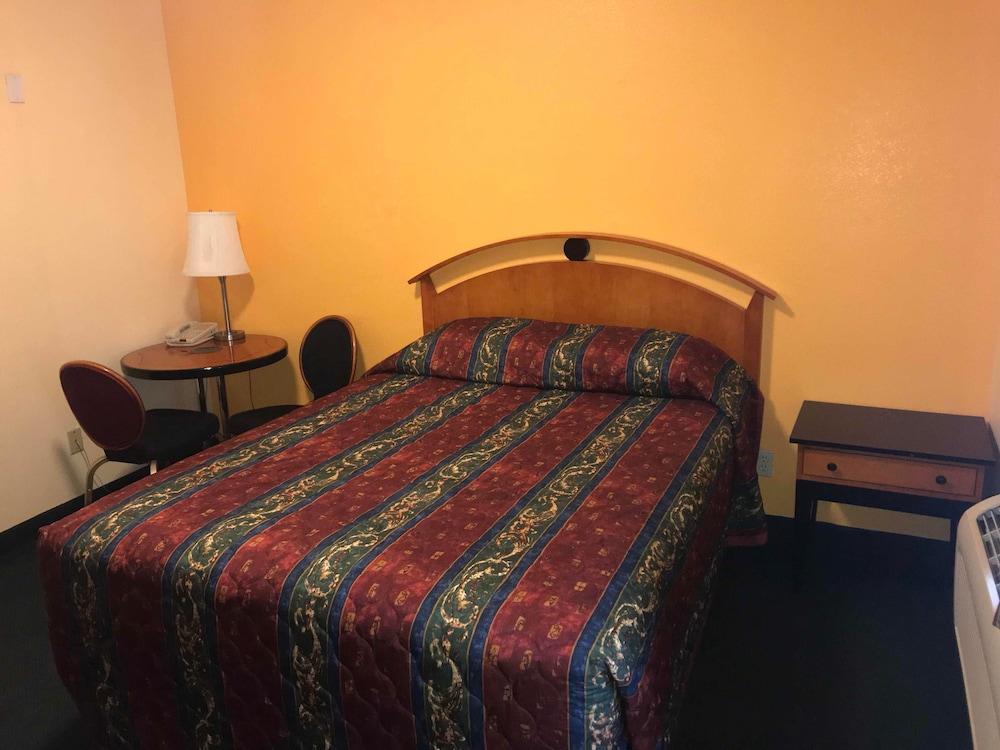 Deluxe Inn photo 9