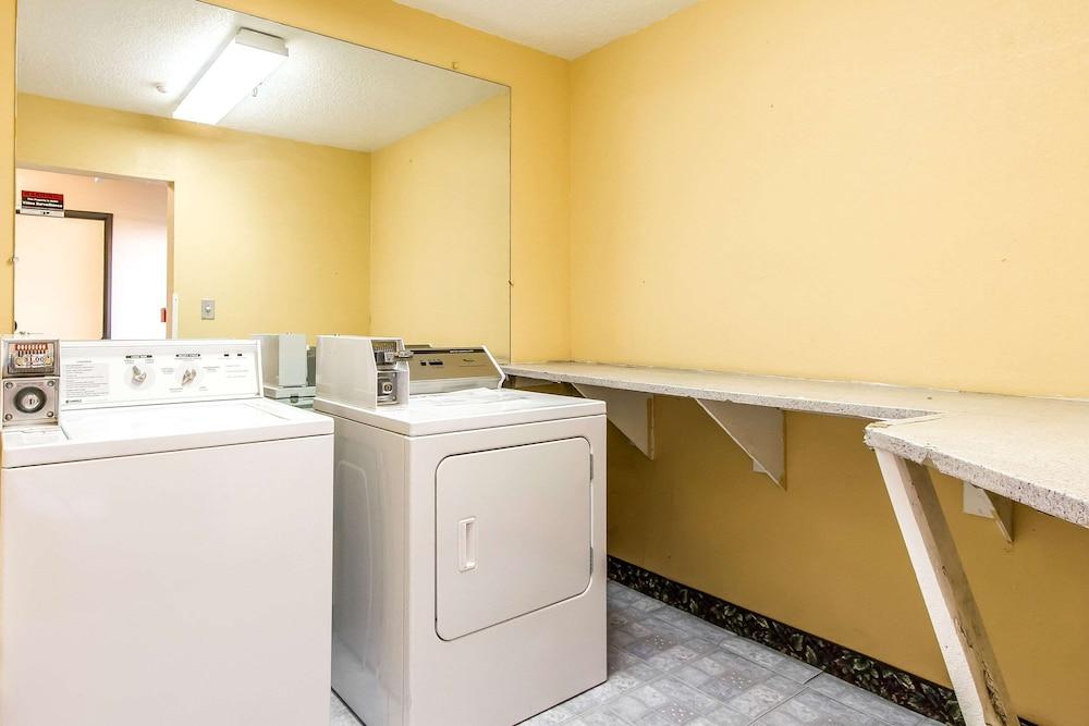 Econo Lodge Inn & Suites Pekin - Peoria Area photo 41