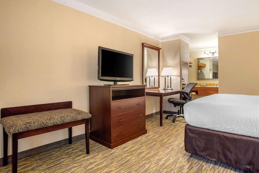 Clarion Inn and Conference Center photo 7