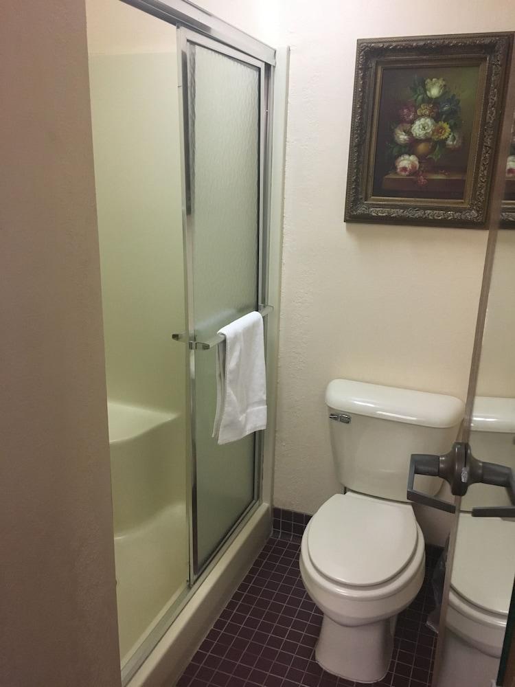 Derby Inn & Suites photo 5