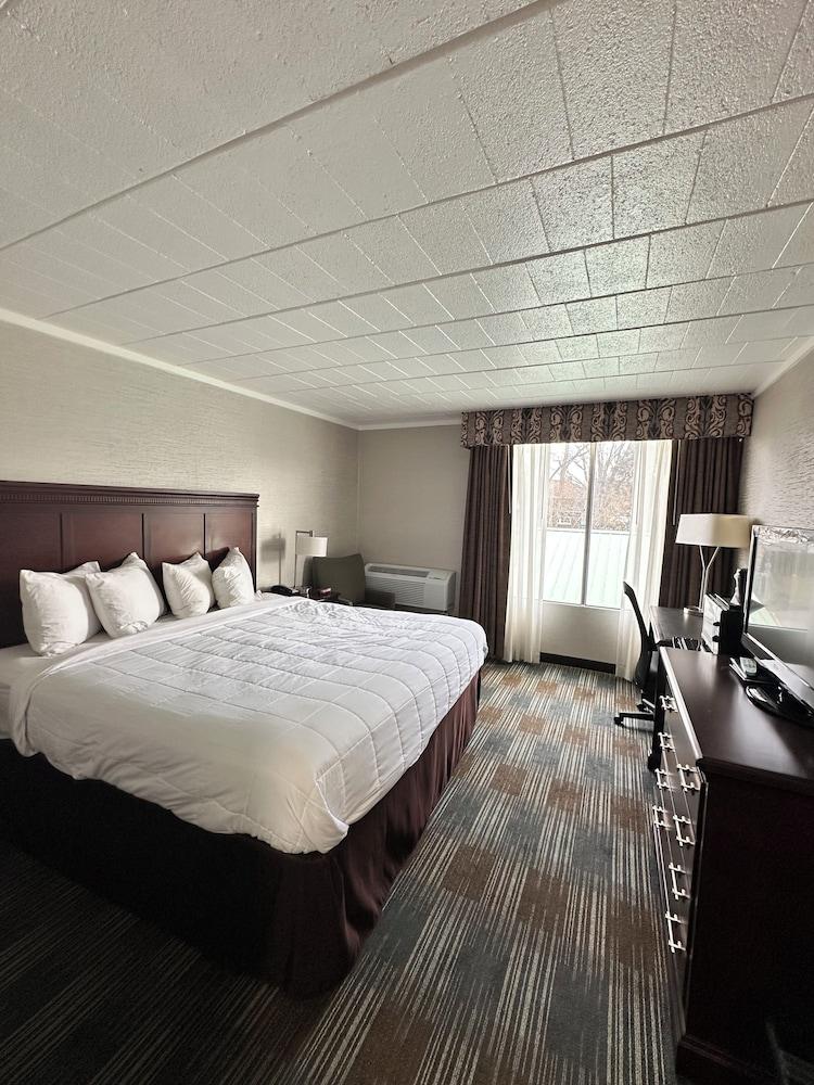 Finger Lakes Inn & Suites photo 11